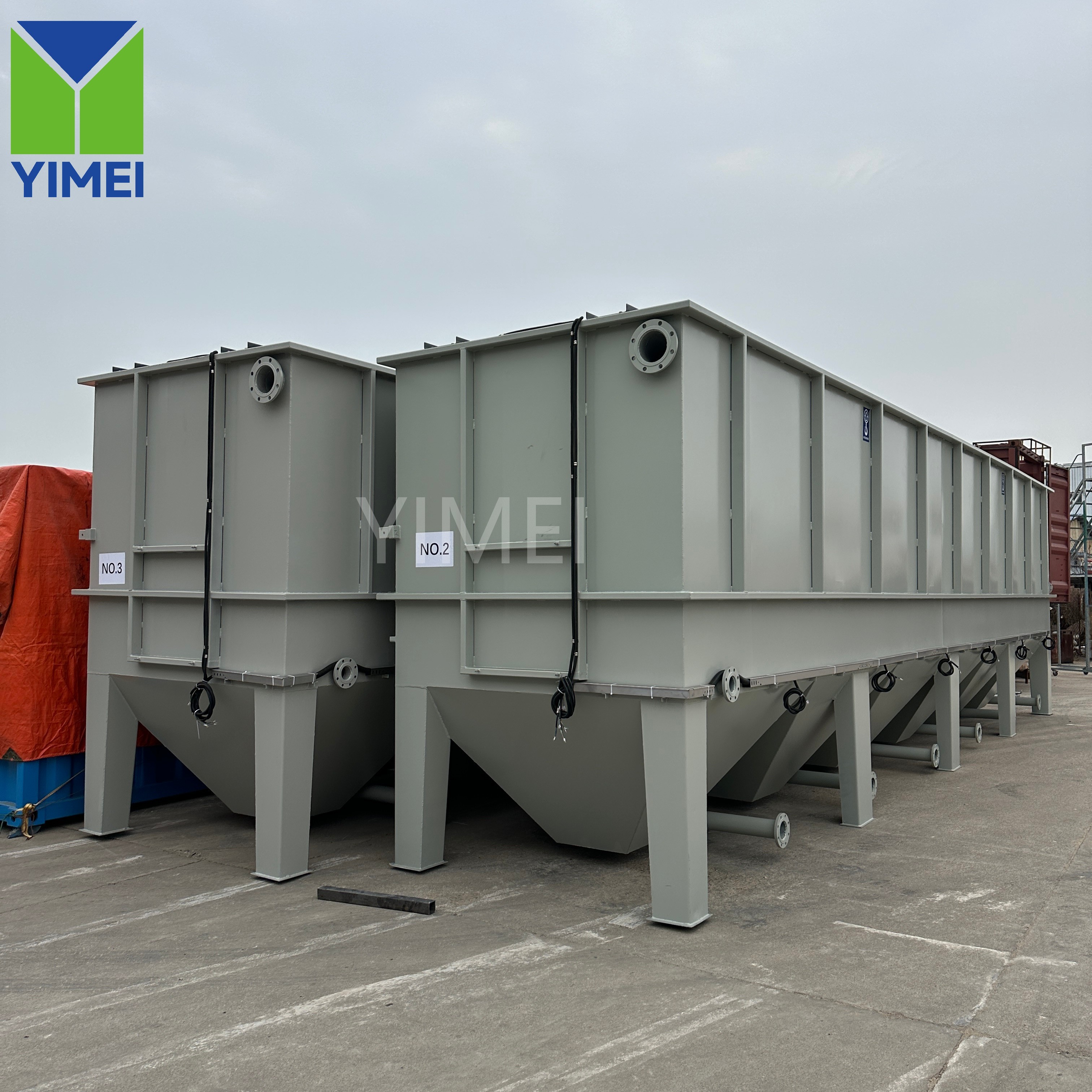 Compact lamella clarifier unit with integrated sludge hopper