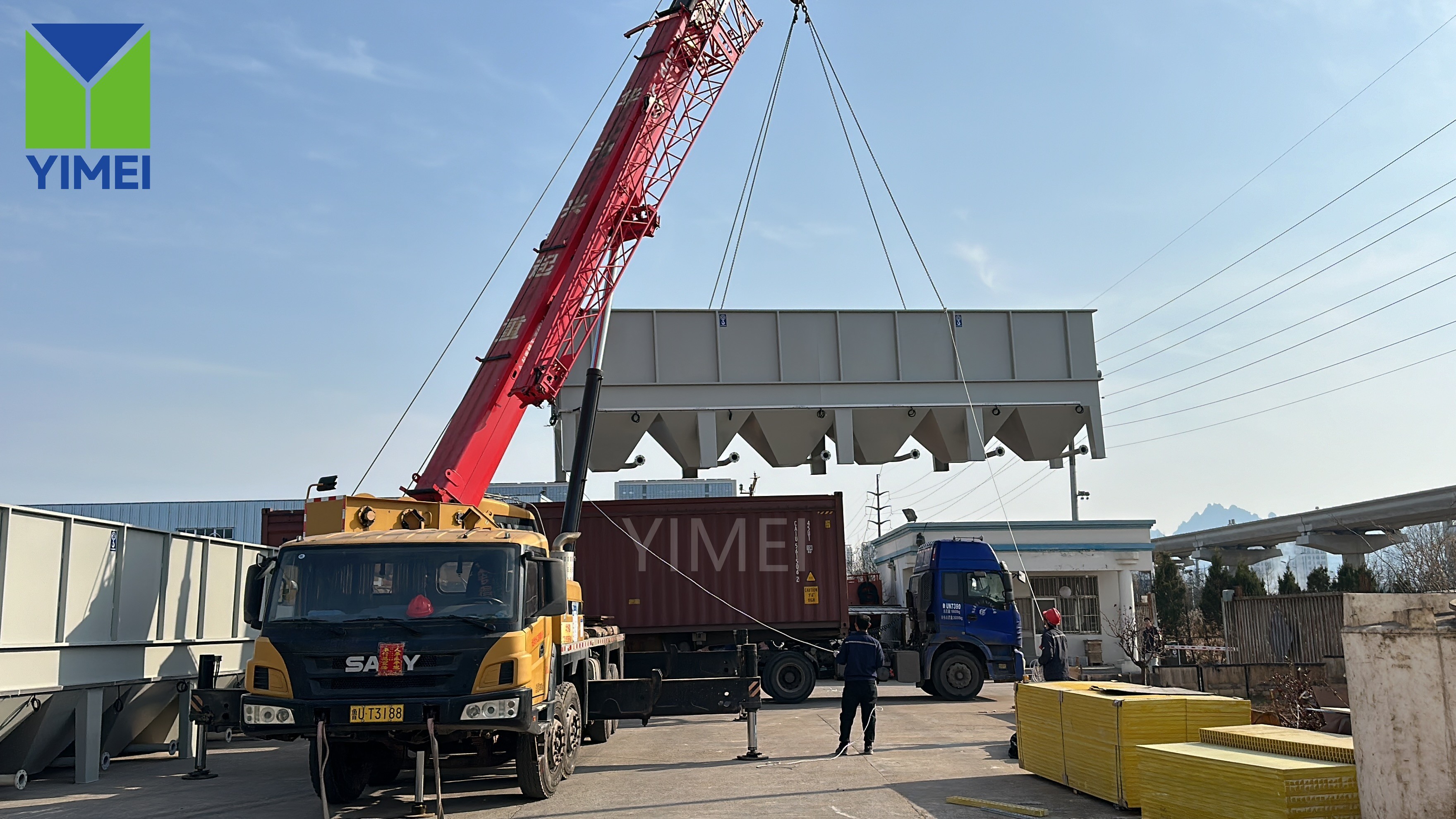 Compact lamella clarifier unit with integrated sludge hopper