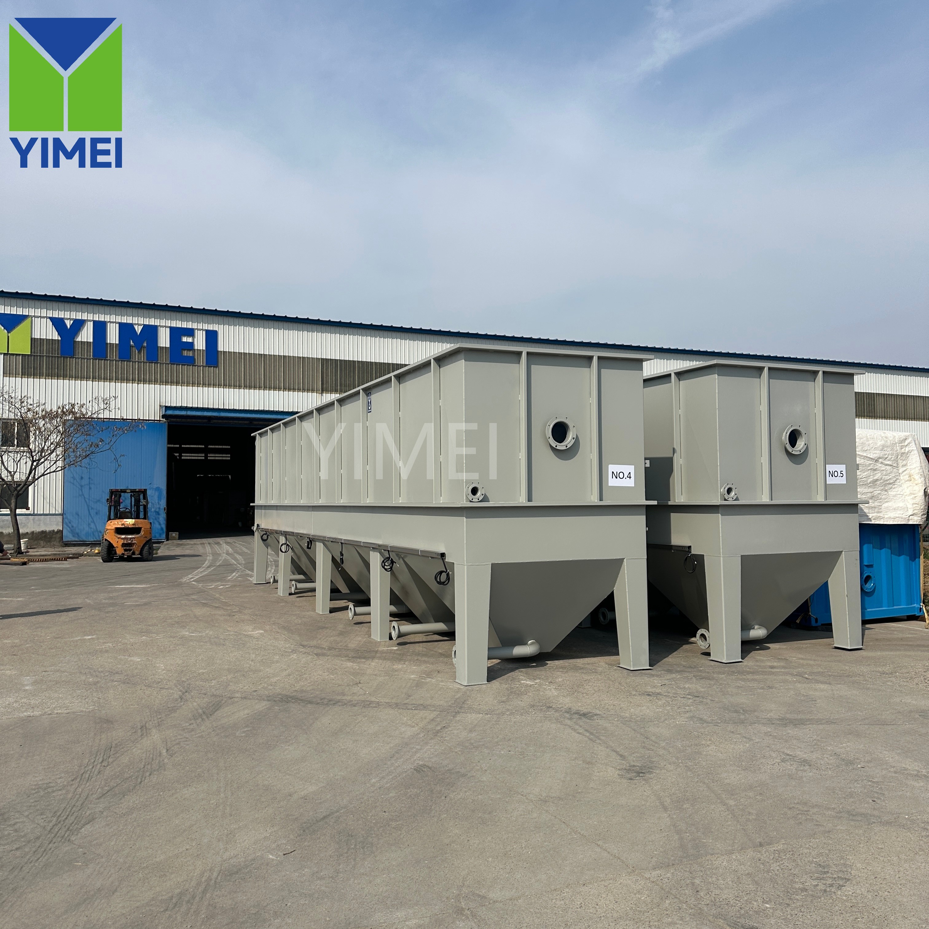 Compact lamella clarifier unit with integrated sludge hopper