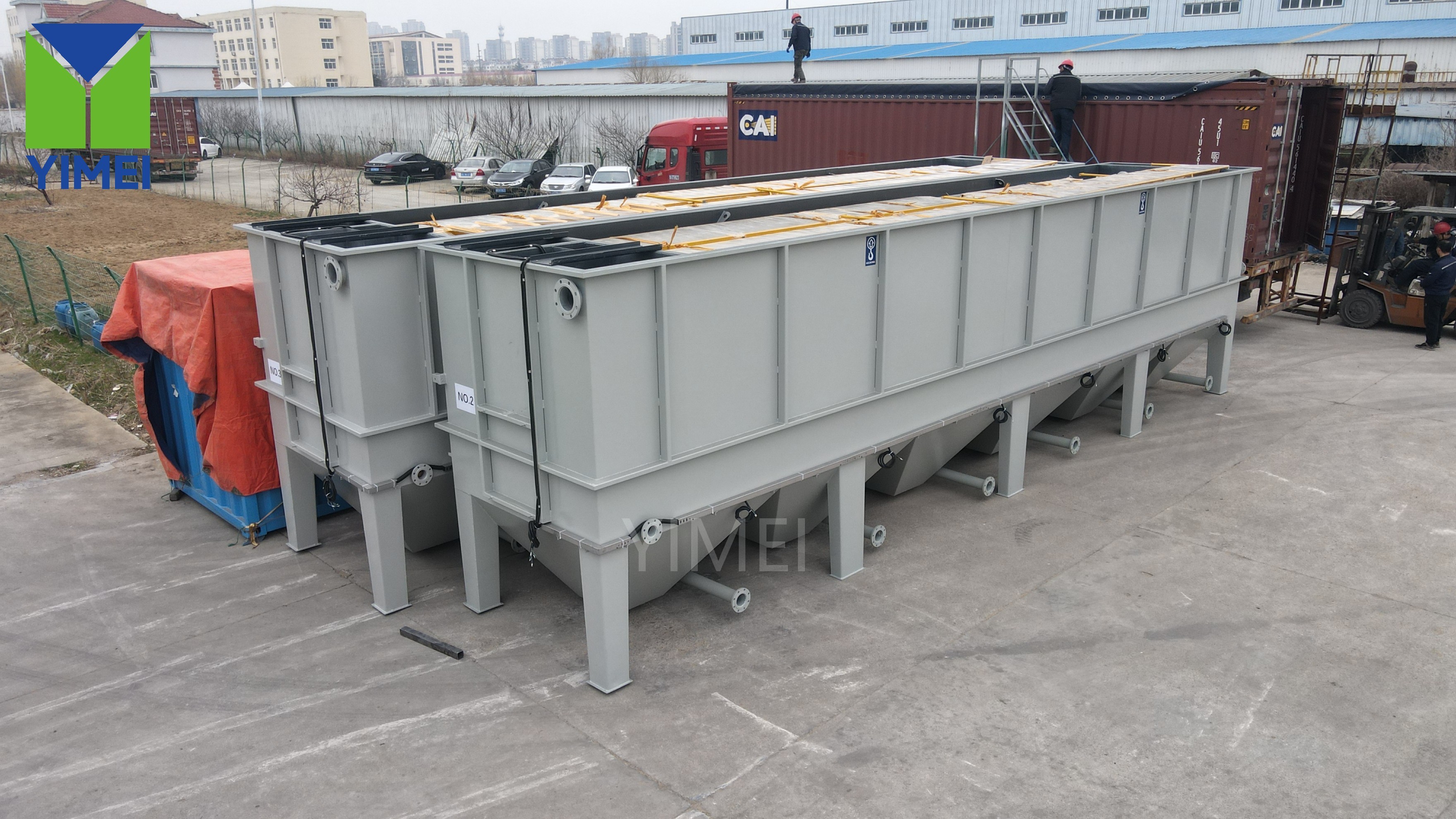 Compact lamella clarifier unit with integrated sludge hopper
