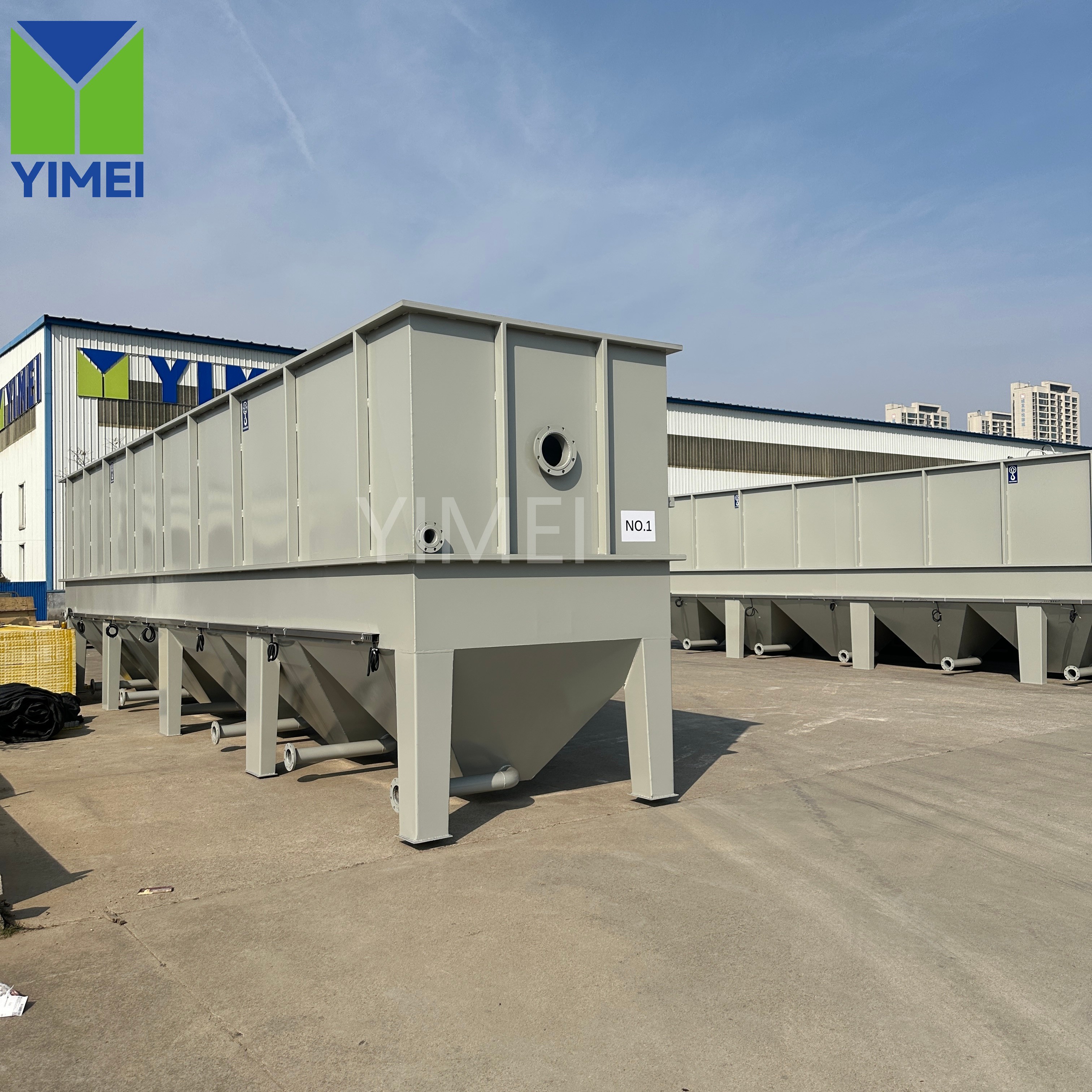 Compact lamella clarifier unit with integrated sludge hopper