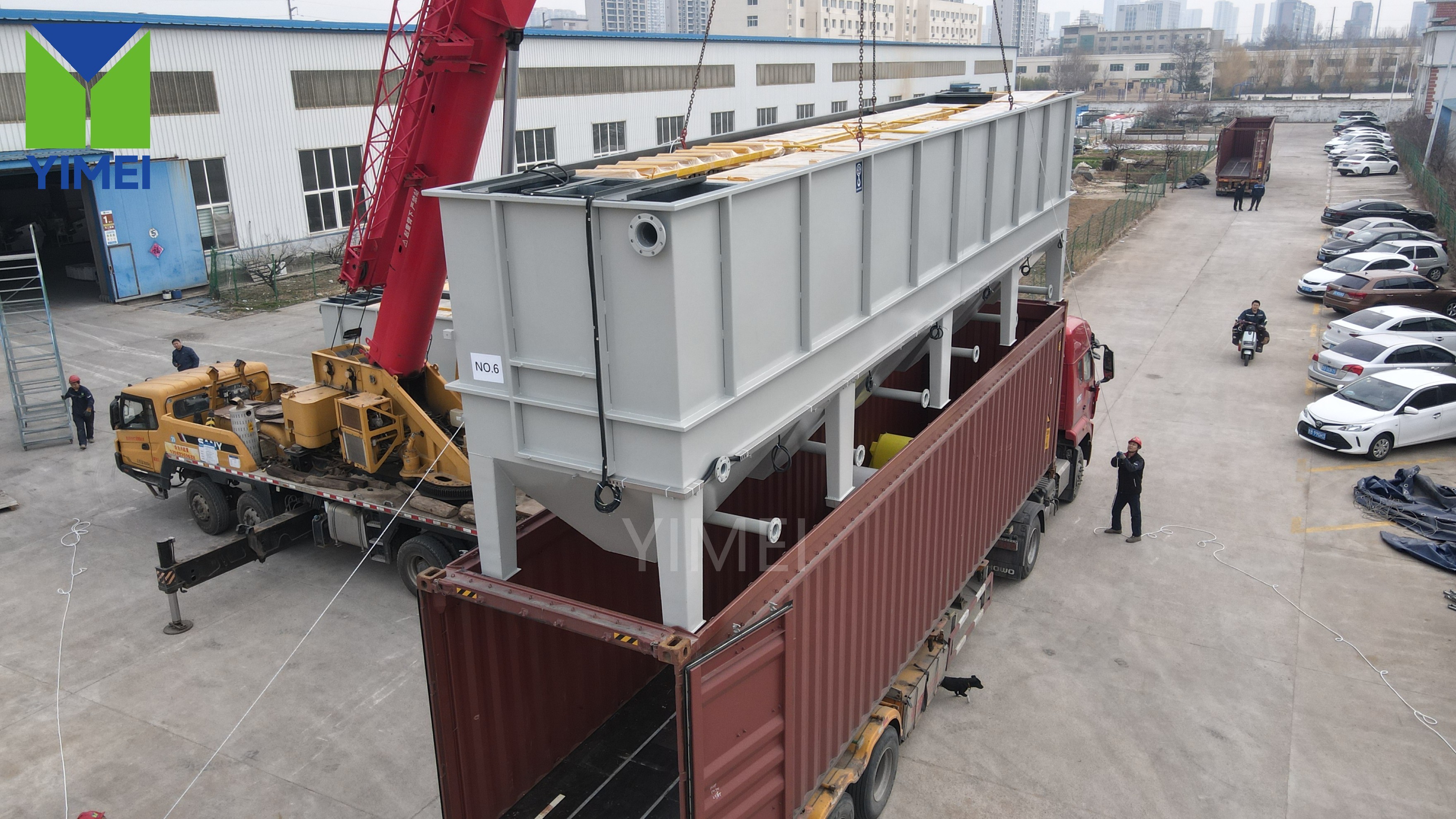 Compact lamella clarifier unit with integrated sludge hopper