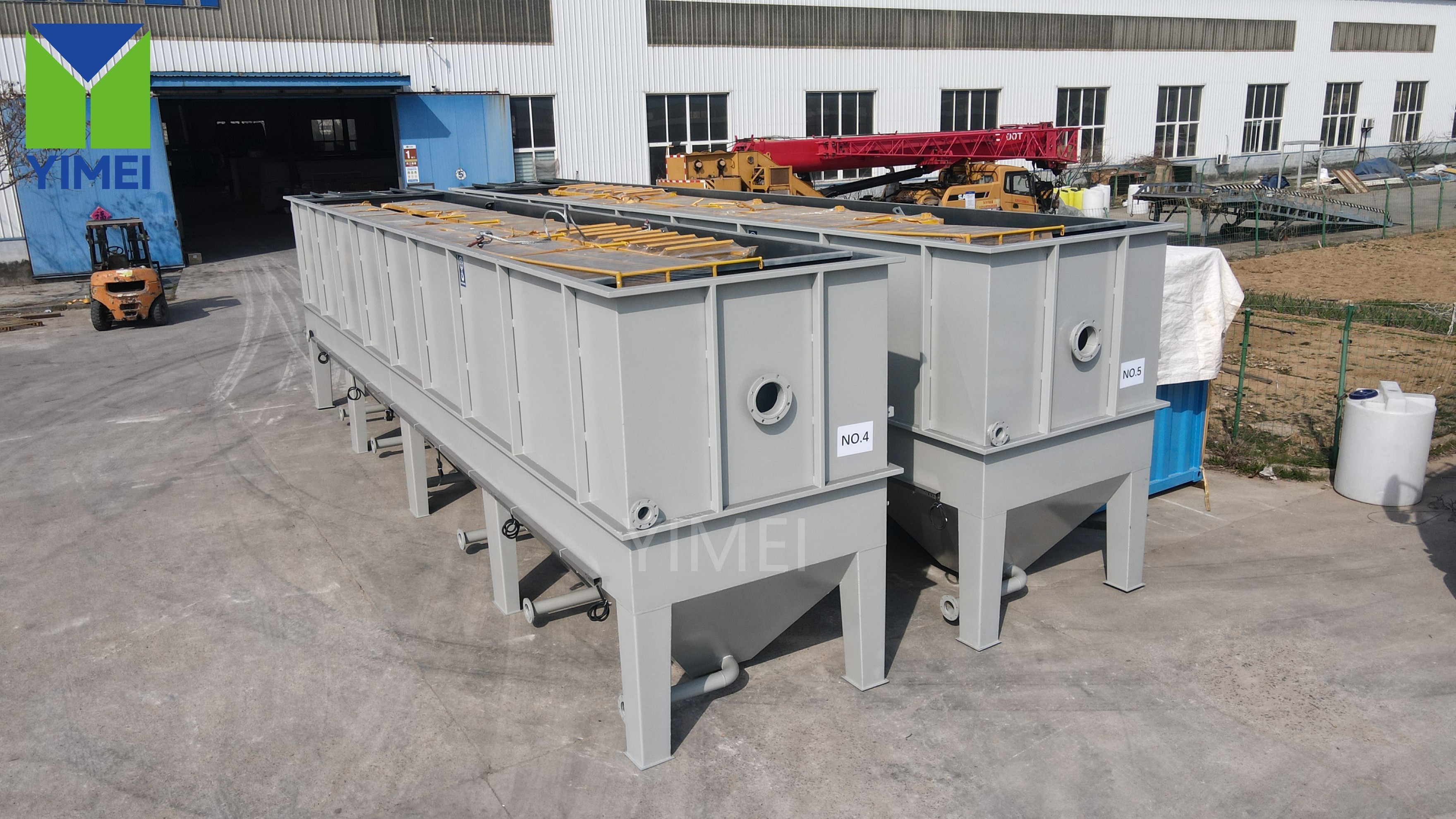 Compact lamella clarifier unit with integrated sludge hopper